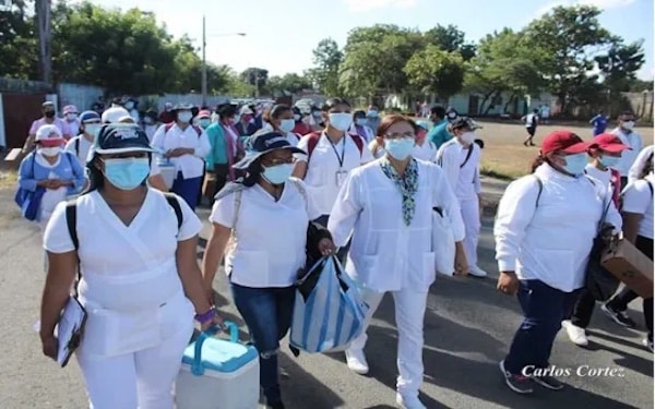 | When Covid vaccines became available through the WHO Nicaragua gave priority to people over 65 and those hospitalized or with chronic conditions Here workers set out with vaccines Photo Carlos Cortez | MR Online