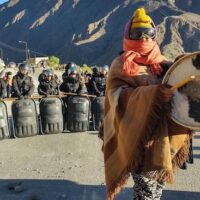 | Indigenous woman in Jujuy playing drums in front of a police blockade as a sign of protest Photo TwitterPresentesLatam | MR Online