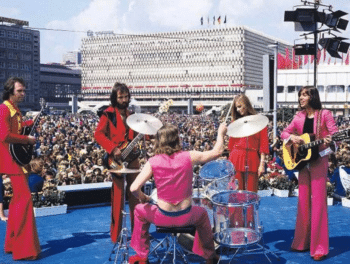 | The band WIR perform at Alexanderplatz during the 10th World Festival Credit ImagoGueffroy | MR Online