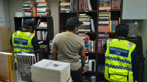 | Officers from the Malaysian Ministry of Home Affairs raiding Toko Buku Rakyat in Kuala Lumpur Malaysia | MR Online