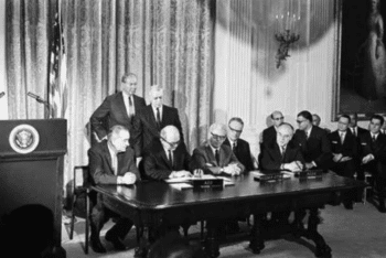 |  Assinatura do Tratado do Espaço Exterior em 1967 Fonte spaceflightcom |  RM on-line