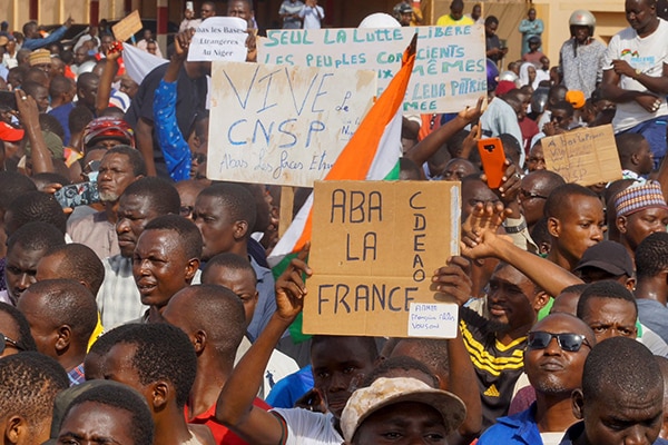 | Protesters in Niger hold signs in support of the CNSP and against France | MR Online