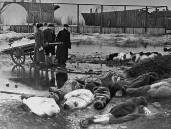 | Three men bury victims of Leningrad | MR Online's siege 1942, Volvo Cemetery, Leningrad (RIA Novosti's archive)