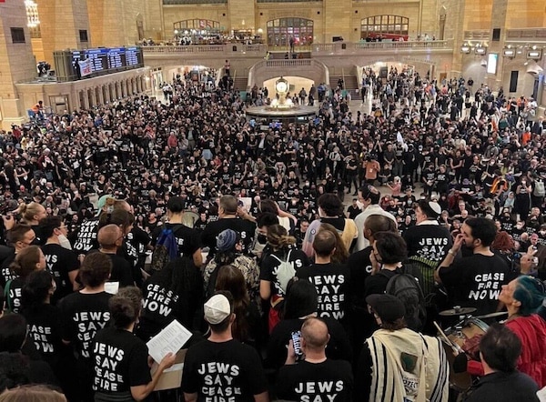 MR Online | OVER 300 JEWISH NEW YORKERS WERE ARRESTED AT GRAND CENTRAL CALLING FOR A CEASEFIRE IN THE LARGEST CIVIL DISOBEDIENCE NYC HAS SEEN IN 20 YEARS PHOTO JEWISH VOICE FOR PEACE | MR Online