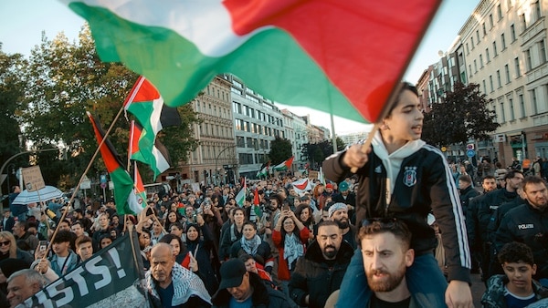 | Demonstrators in Berlin take the streets in solidarity with Palestine Photo Montecruz Foto | MR Online