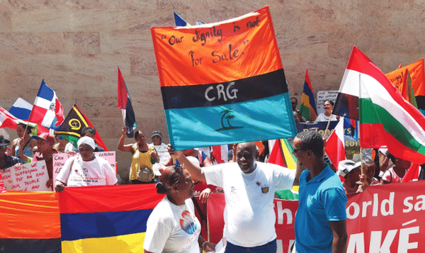|  2019 年 11 月 22 日，查戈斯群岛的示威者在毛里求斯首都路易港抗议并要求英国结束对印度洋群岛的非法占领。 先生在线
