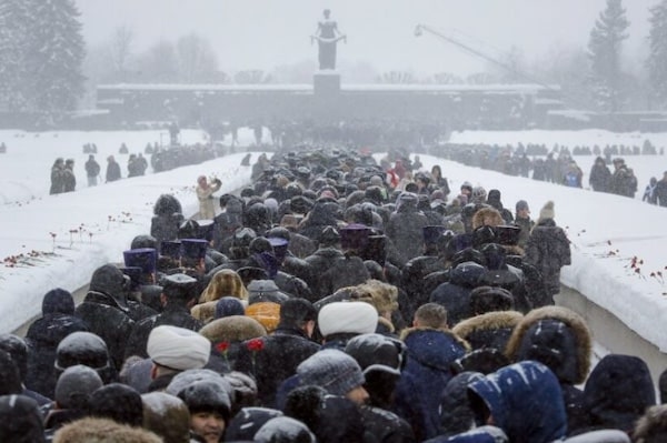 | On the 75th anniversary of the battle that lifted the Siege of Leningrad in World War 2 people walk in snowfall to the Motherland monument to place flowers at the Piskaryovskoye Cemetery where the victims were buried St Petersburg Russia January 26 2019 | MR Online