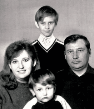 | Alexei Navalny with his parents and younger brother Oleg in the mid 1980s | MR Online