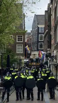 |  Polícia faz fila em Grimburgal aguardando telefonema do CvB para inserir a ocupação estudantil no Clube Acadêmico de Amsterdã em 8 de maio |  RM on-line