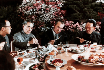 | Nixon en un banquete en la provincia de Hangzhou Zhejiang en el Gran Salón del Pueblo en Beijing en febrero de 1972. El líder del Partido Comunista de Shanghai, Zhang Chunqiao, está a su izquierda y el primer ministro Chou En Lai está a su derecha. Fuente newscgtncom | RM en línea