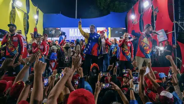 | Nicolás Maduro greets thousands of supporters outside of MIraflores Palace Photo Zoe Alexandra | MR Online