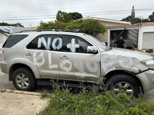 MR Online Part 3 | SUV painted with a caption that reads No + Bloqueo no more blockade presented by far right politician María Corina Machado as evidence of an alleged attempt against her in Barquisimeto Lara state on Thursday July 18 2024 Photo Vente Venezuela | MR Online