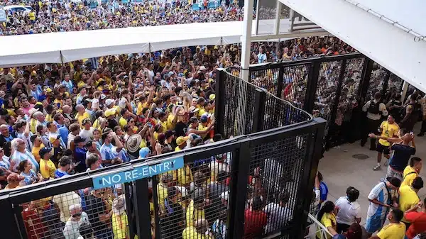 | Thousands of fans at the entrance gates of Hard Rock Stadium in Miami for the Copa America Photo Telesur | MR Online