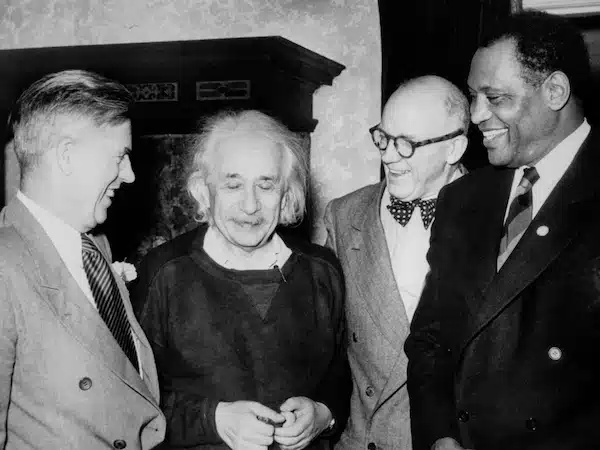 MR Online | Einstein shared a 20 year long friendship with Paul Robeson Source | MR Online