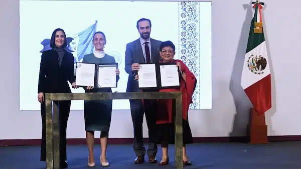 MR Online | Mexican President Claudia Sheinbaum presenting the decrees to de privatize PEMEX and CFE Photo Presidencia MX | MR Online